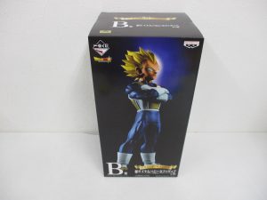 一番くじ ドラゴンボールメモリーズ B賞 超サイヤ人ベジータフィギュアの外箱表面。窓の奥に本体が入っている。