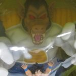大猿の頭部を袋越しに寄って撮影。牙と赤い目の造形が確認できます。