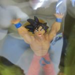 人物側の上半身を寄って撮影。表情と衣装の塗装が確認できます。