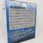 外箱の側面。作品の解説文が印刷されています。