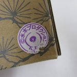 外箱の角を寄って撮影。角の状態が確認できる。