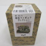 妖怪フィギュアコレクション「ばく」の外箱。松の柄のクラフト箱に商品写真の帯が巻かれています。