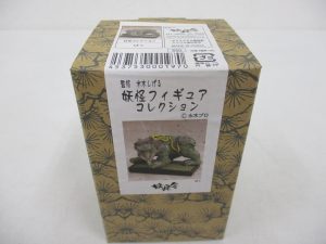 妖怪フィギュアコレクション「ばく」の外箱。松の柄のクラフト箱に商品写真の帯が巻かれています。