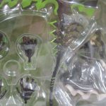 窓越しに交換用の手パーツと大鎌を撮影。