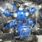 袋に入った本体のクローズアップ。青いボディと白い脚部。