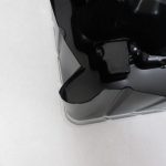 黒い内箱の隅のクローズアップ。