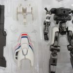 ブリスターに収まった本体と、ハンドレールガン・白い胸部パーツ。