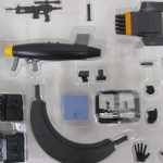 付属パーツ一式のクローズアップ。砲、交換用手首、小物パーツが並ぶ。