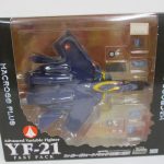 YF-21 ファストパックの外箱表面。窓越しに青い機体が見える。