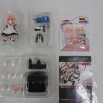 箱を開けて中身を並べたところ。本体、武器、交換パーツ、台座がある。
