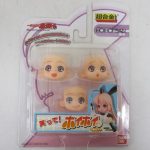 初回特典の交換用顔パーツ。台紙に3種が留められている。