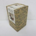 外箱を斜めから撮影しています。