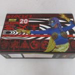 RAH220 蜂女の外箱表面。窓越しに本体が見える。