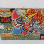 元祖SDガンダムワールド No.0052 獣神機クイーンザスペードの箱の表面。赤い機体のボックスアートが印刷されている。