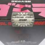 外箱裏面のシールを寄って撮影。初回限定版の表記とコレクションナンバーがある。