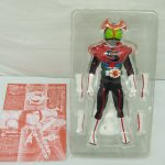 ブリスターに収まった本体の正面。赤いマフラーと胸の意匠が見える。