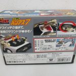 外箱の裏面。ギミックの解説写真が並ぶ。