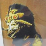 窓越しに頭部を寄って撮影。牙と複眼の造形が確認できます。