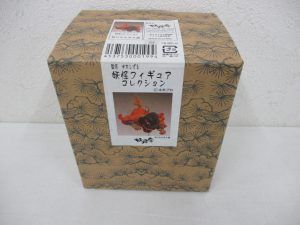 妖怪フィギュアコレクション 折りたたみ入道の外箱表面。ラベルに商品写真が入る。