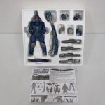 発泡スチロールのトレイ全体。本体、付属パーツ、取扱説明書がそろっている。