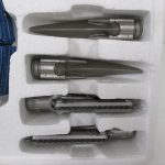 銀色の武装パーツ4本。チェーンソー状の造形が見える。