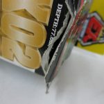 箱の角を寄って撮影。破れがある。