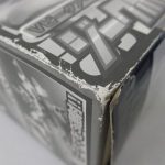 箱の角を寄って撮影。印刷のすれと剥がれがある。