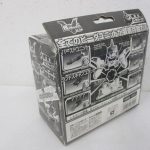 外箱の裏面。組み替えの解説写真が並ぶ。