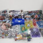出品一式を並べたところ。箱入りの品と袋入りのリングが多数ある。