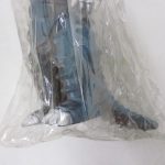 袋越しに見える本体の背面。背びれと尾の造形が分かる。