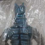 袋越しに見える頭部と胸部のクローズアップ。塗り分けが分かる。