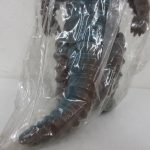 袋越しに見える胴体と尾のクローズアップ。