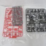 袋入りのランナー2枚。赤と黒の成型色。