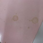 箱のふたのクローズアップ。茶色いシミが2箇所見られる。