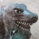 頭部を袋越しに寄って撮影。牙と目の塗装が確認できます。