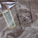 本体に貼られた版権シール。袋越しに撮影しています。