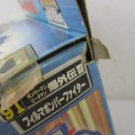 箱の上部を寄って撮影。テープで留められている。