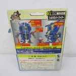 外箱の裏面。合体の解説写真と注意書きが並ぶ。