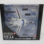 三段変形バルキリー VF-1A マクシミリアン・ジーナス機の外箱表面。窓越しに本体と付属品が見える。
