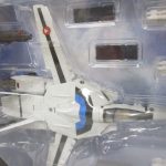 窓を寄って撮影。ファイター形態の機体の造形と塗装が分かる。