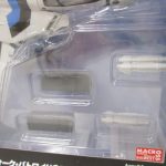 ブリスターの付属品。ミサイルなどのパーツが並ぶ。