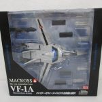 三段変形バルキリー VF-1A マクシミリアン・ジーナス機の外箱表面。窓越しに本体と付属品が見える。