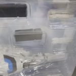 窓越しにブリスターの付属パーツを撮影。