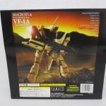 外箱の裏面。バトロイド形態の作例写真と仕様の表記が入る。