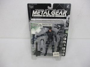 メタルギアソリッドのソリッド・スネークのブリスターパッケージ表側。台紙にタイトルロゴが入ります。