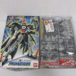 外箱を開けた状態。袋入りのランナーとシールが収まっている。