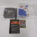 ブリスターに収まった武器、説明書、カード。