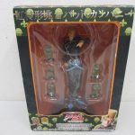 スタチューレジェンド 虹村形兆＆バッド・カンパニーの外箱表面。窓の奥に本体と小型フィギュアが入っている。