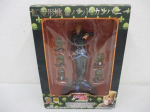 スタチューレジェンド 虹村形兆＆バッド・カンパニーの外箱表面。窓の奥に本体と小型フィギュアが入っている。
