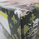 外箱の角を寄って撮影。表面の紙が剥がれている。